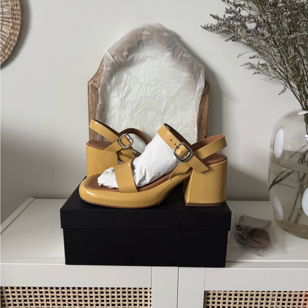 MIISTA Women’s Beige Calf Skin Sandal 9.5  NWT